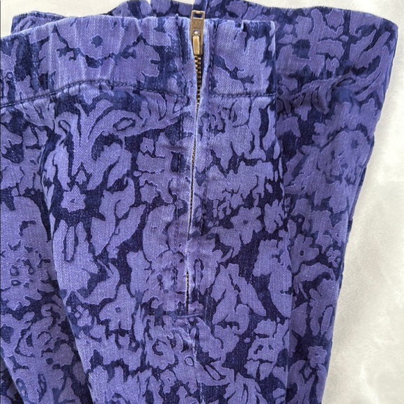 The essential SKINNY by ANTHROPOLOGY | Floral Patterned Pants in Purple | Size 2 - Picture 8 of 9